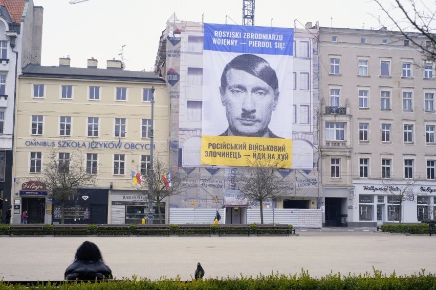 Ogromny baner z wizerunkiem Władimira Putina zawisł w...