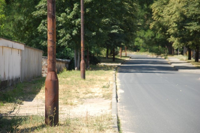 Lampy przy ul. Winiary szpecą okolicę, a ich światło daje jedynie poblask. Są to latarnie rtęciowe, od których zaczęto odchodzić już w 1935 roku.