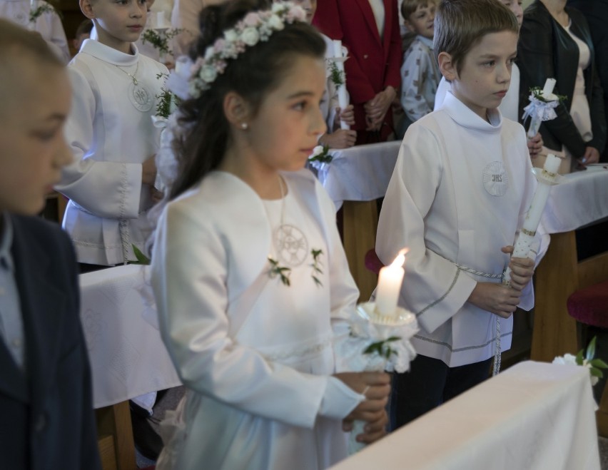 Dzieci przystąpiły do pierwszej komunii świętej w parafii pw. NMP w Kluczach [ZDJĘCIA]