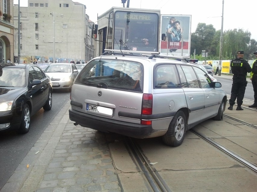 Wrocław: Zderzenie tramwaju z samochodem na ul. Piotra Skargi