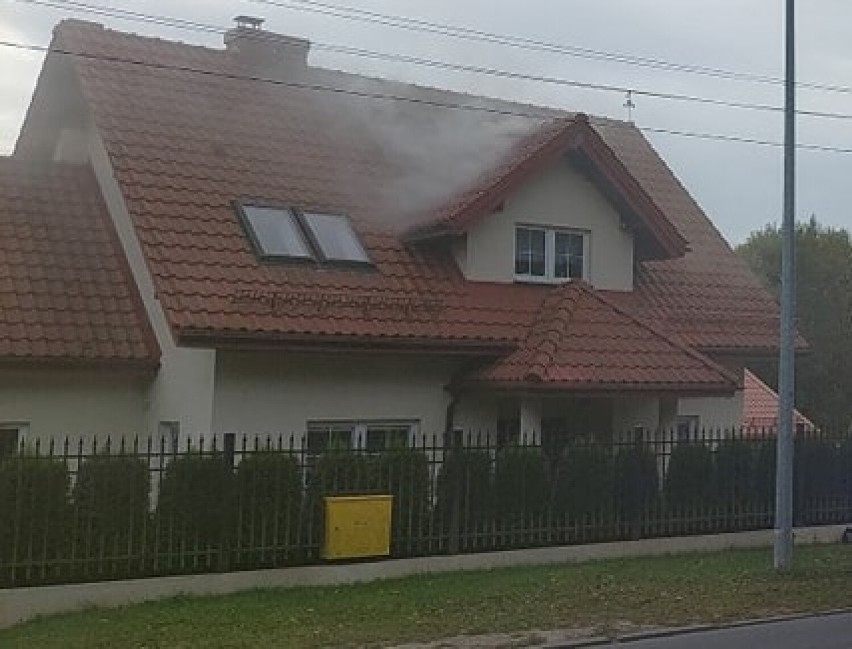 Pożar domu przy ul. Chopina w Wejherowie. Na miejscu pracowały 4 zastępy straży pożarnej | ZDJĘCIA
