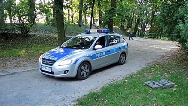Stargardzka policja przy alei Słowiczej w parku Chrobrego.