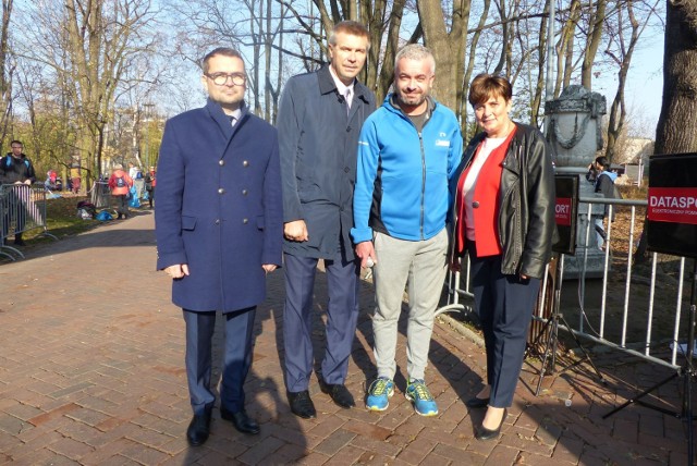 Nowy prezydent Kielc Bogdan Wenta też kibicował uczestnikom Biegu Niepodległościowego. Na zdjęciu z Danutą Papaj i Marcinem Różyckim, którzy są kandydatami na wiceprezydentów Kielc oraz Pawłem Jańczykiem ze Stowarzyszenia SieBiega.
-Pomysł bardzo dobry, pogoda dopisała, jest też aktywność fizyczna i razem dzielimy się radością z setnej rocznicy odzyskania przez Polskę niepodległości. To jest dzień radosny, bo świętujemy to, o co wielu naszych rodaków walczyło i umierało. Ja dzisiaj mam już inne obowiązki, dlatego nie mogłem wystartować. 10 kilometrów może trudno byłoby pokonać, ale na 1918 metrów pobiegłbym z chęcią, razem z najmłodszymi – mówił Bogdan Wenta, prezydent Kielc. 


ZOBACZ TEŻ ZDJĘCIA

Bieg na 1918 metrów w Kielcach i ceremonia dekoracji

