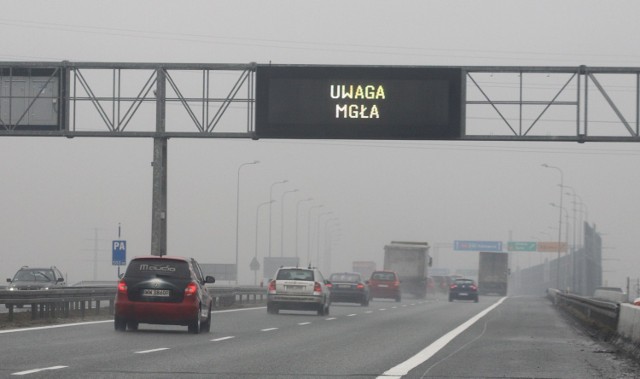 Na autostradach wyświetlane są ostrzeżenia przed mgłą. Bezwzględnie trzeba włączyć światła mijania. Ci kierowcy zrobili to