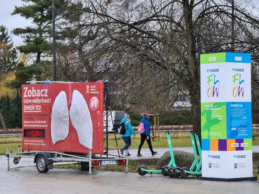 Sztuczne płuca na pl. Rapackiego w Toruniu zmieniły kolor