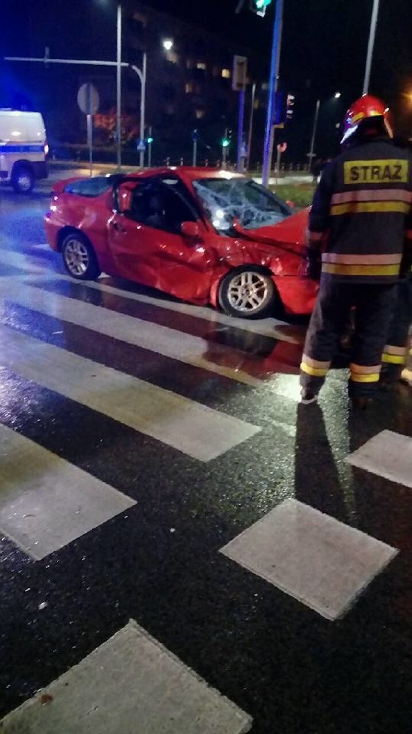 Częstochowa: Kolejny wypadek z udziałem młodego kierowcy. Mazda wjechała pod ciężarówkę ZDJĘCIA