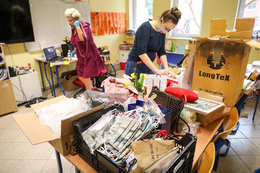 #zarażamydobrem Szczecinianki szyją maseczki i idą na rekord! Potrzebne wsparcie