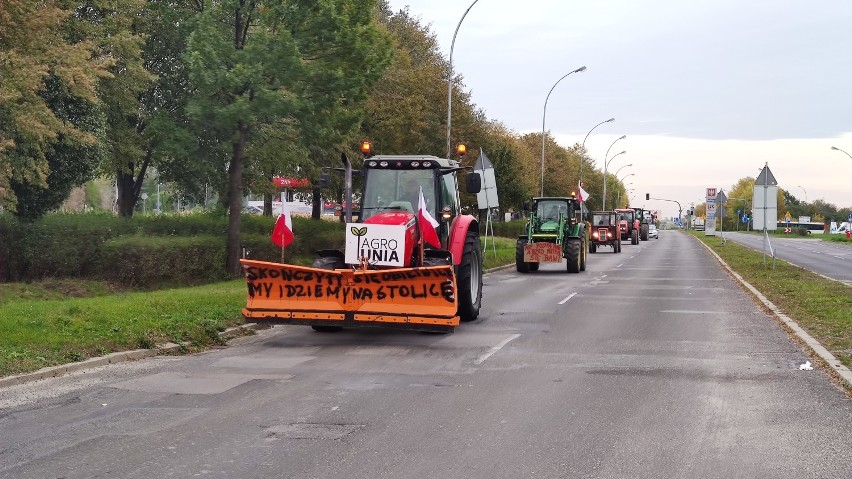Protest rolników w Piotrkowie: 43 ciągniki przejechały przez...
