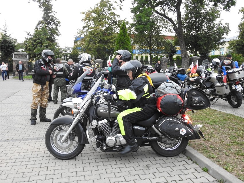 Uczestnicy Międzynarodowego Rajdu Katyńskiego w Sokółce. Na motocyklach odwiedzą miejsca kaźni (zdjęcia)  