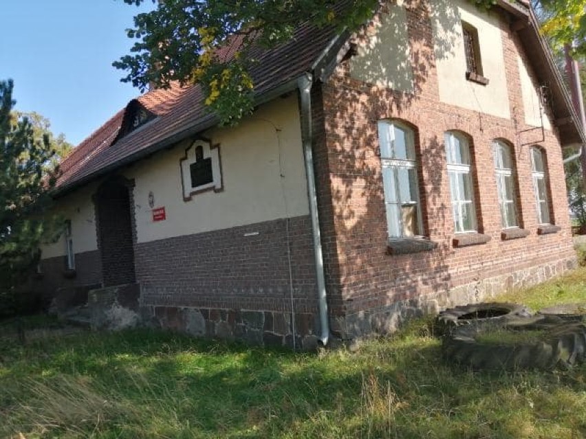 Gmina Pleszew. Budynek szkoły w Bronowie został wystawiony na sprzedaż