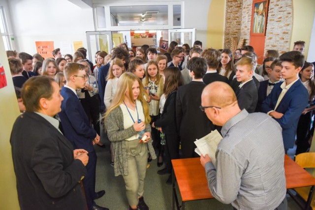 Wątpliwości co do terminów egzaminów zewnętrznych mają także w toruńskich szkołach. 

Warto zobaczyć: Toruńskie blokowiska na archiwalnych zdjęciach!

- Nie wyobrażam sobie, aby po przerwie w działalności szkoły uczeń przyszedł prosto na egzamin. Moim zdaniem, egzaminy powinny się odbyć po około 3-4 tygodniach od dnia powrotu uczniów na lekcje – tłumaczy Grzegorz Bortnowski, dyrektor Szkoły Podstawowej nr 8 na toruńskim Rubinkowie. - Sprawa nie jest oczywiści prosta, bo przecież ma związek z rekrutacją do szkół średnich i na wyższe uczelnie. Trzeba poczekać na rozwój sytuacji. 

Polecamy: TOP 12 aplikacja przydatnych w Toruniu. Które warto mieć?