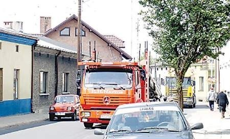 Dzień powszedni wąskich uliczek w centrum Krzepic &amp;#8211; wielkie ciężarówki przeciskają się pomiędzy domami oraz zaparkowanymi autami.