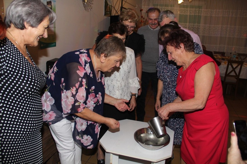 Brzezińscy emeryci spotkali się z okazji andrzejek. Były wróżby i tańce 