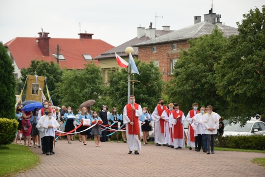 Boże Ciało w czasie pandemii koronawirusa. Procesje w Dębicy i powiecie [ZDJĘCIA]