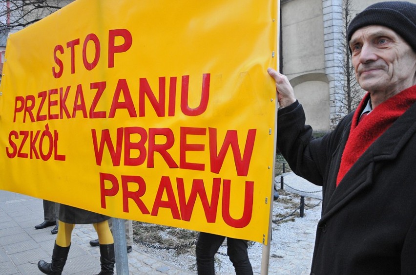 Poznań: Protest przeciwko likwidacji szkół i przedszkoli pod Urzędem Miasta [ZDJĘCIA, WIDEO]