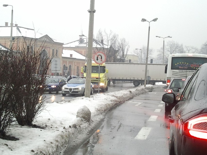 Bielsko-Biała: Ciężarówka zablokowała centrum miasta. Powstał spory korek