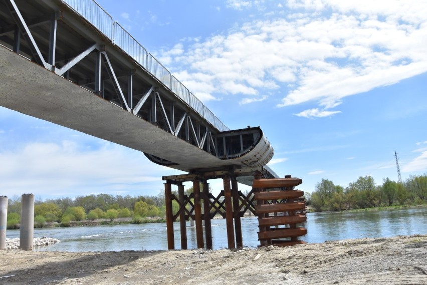 Konstrukcja nowego mostu zostanie posadowiona na podporach i...