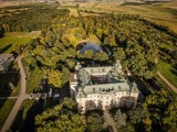 Zamek  w Rydzynie z drona  w jesiennej odsłonie. Piękna okolica prezentuje się wspaniale [ZDJĘCIA]