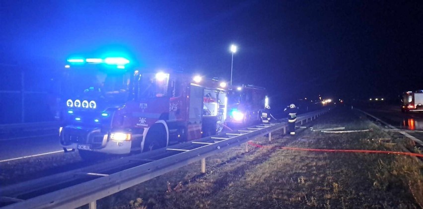 Pożar ciężarówki na autostradzie A1. Sześć zastępów straży pożarnej w akcji. Zdjęcia