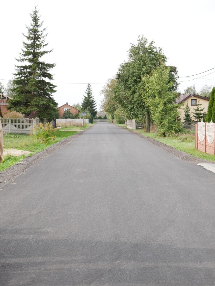 Gruntowną modernizację przeszła droga od skrzyżowania...