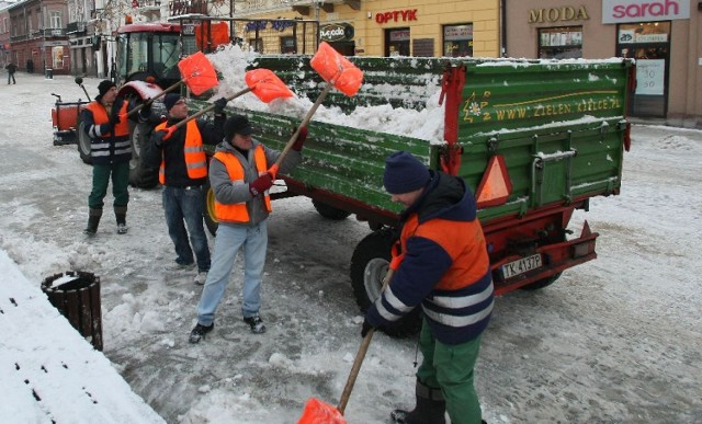 W czwartek wywieziono z Rynku w Kielcach ostatnią partię śniegu, który spadł w ostatni weekend.