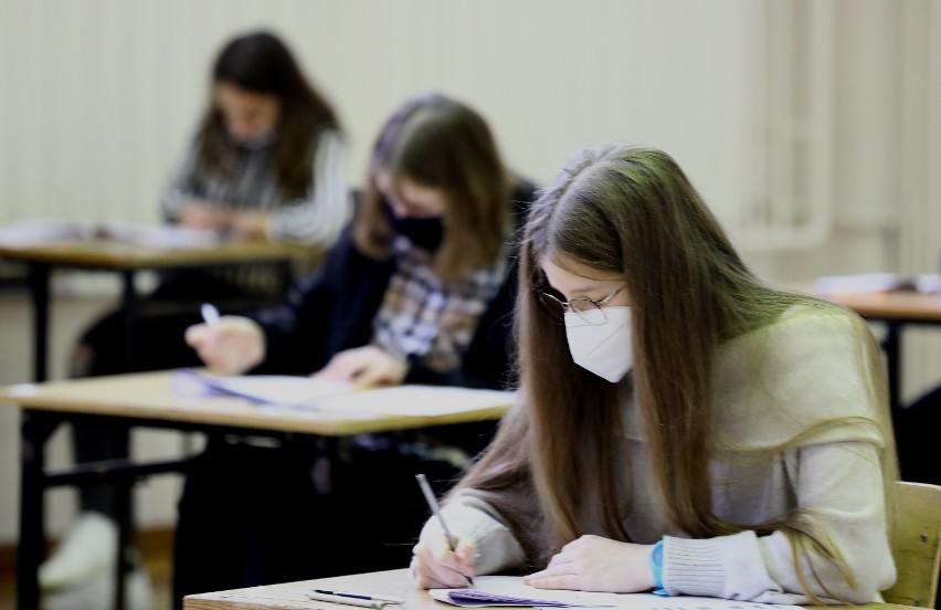 Próbny egzamin ósmoklasisty 2021 w Piotrkowie. Na zdjęciach...