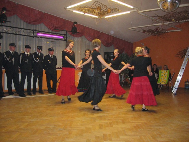 Monika Dudek prowadzi zespół Tanecznice i udowadnia, że kobiety mogą tańczyć same w kręgach czy korowodach