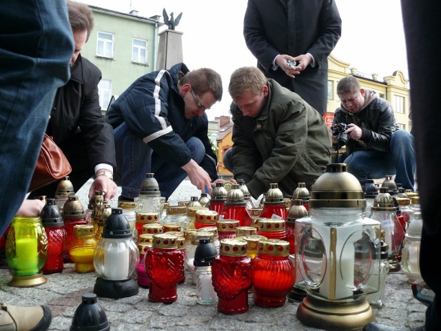 Mieszkańcy Chełma zapalili znicze pod pomnikiem Niepodległości