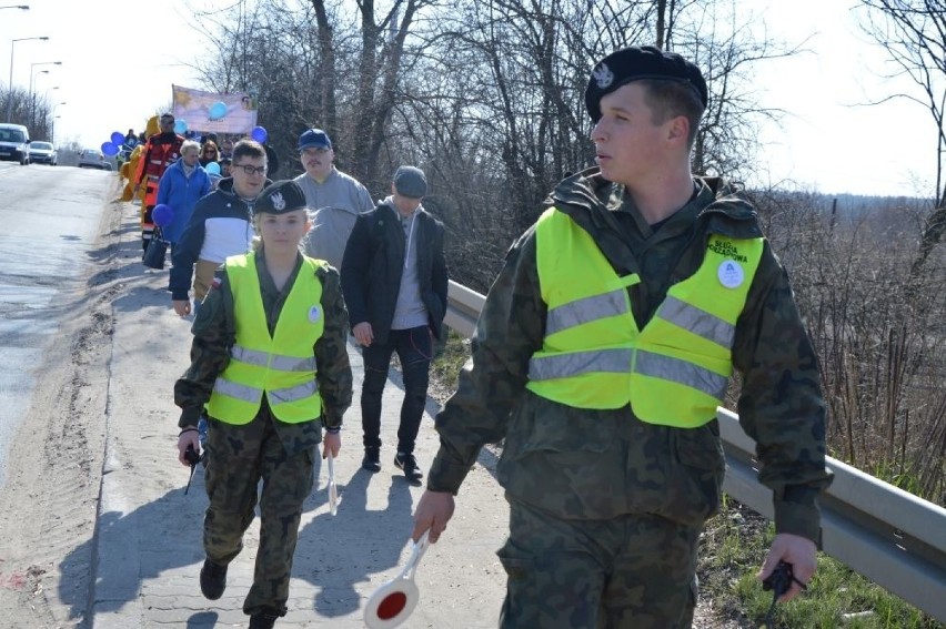 Blue Day w Skarżysku-Kamiennej. W marszy dla autyzmu przeszło kilkaset osób (DUŻO ZDJĘĆ)