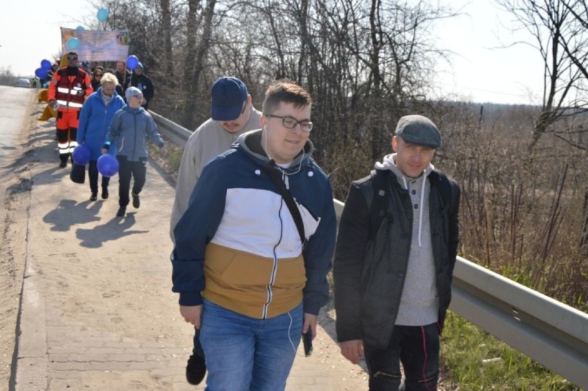 Blue Day w Skarżysku-Kamiennej. W marszy dla autyzmu przeszło kilkaset osób (DUŻO ZDJĘĆ)