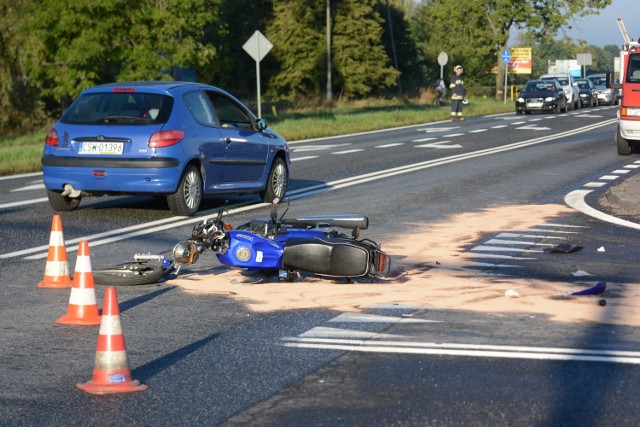 Rano w Dragaczu motorower zderzył się z samochodem. Jedna osoba trafiła do szpitala