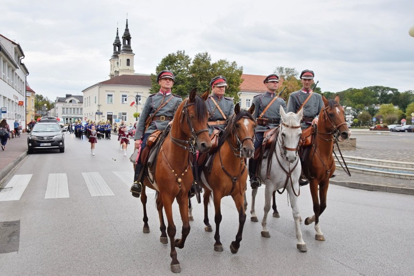 Piknik historyczny Wiktoria 1920 w Wieluniu. Pokazy grup rekonstrukcyjnych i występ orkiestry z Dzietrzkowic ZDJĘCIA, WIDEO