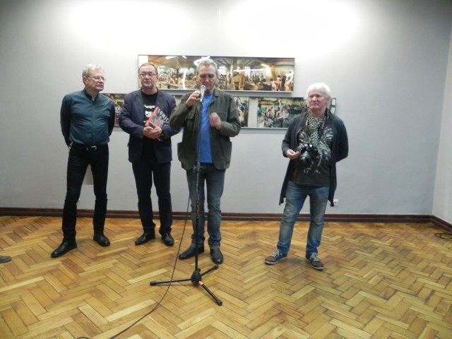 Od lewej: Marek Janiak, Andrzej Łada, Andrzej Świetlik i Andrzej Makary Wielogórski podczas wernisażu w Ostrowcu Świętokrzyskim.