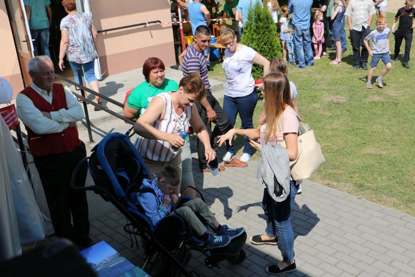 III charytatywny festyn "Mama, tata i ja - razem pomagamy" w Jasieniu. Zbierali pieniądze dla Kacpra Kalinowskiego