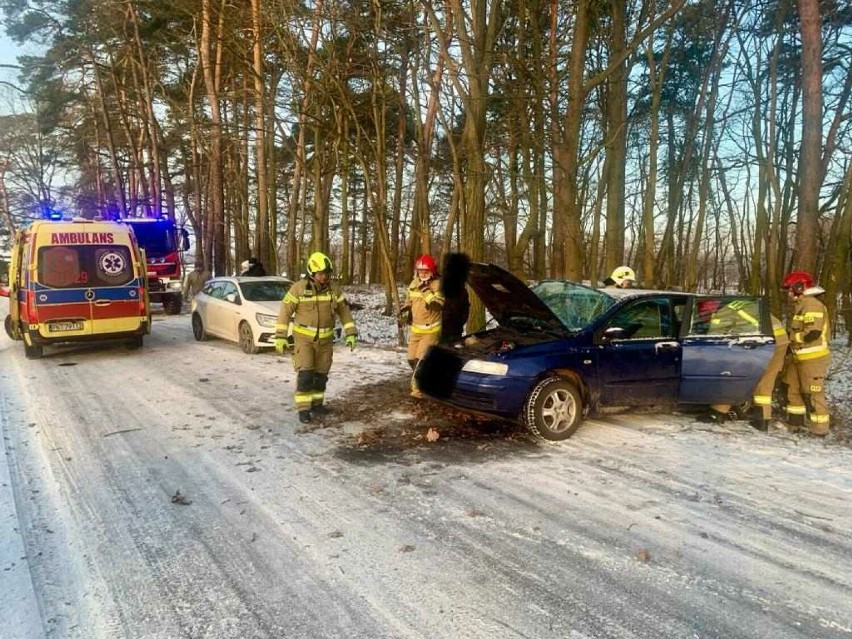 Zdarzenie drogowe w Cichej Górze. Dwie osoby trafiły do Szpitala Powiatowego w Nowym Tomyślu. Kolejny kierowca uderzył w drzewo! 