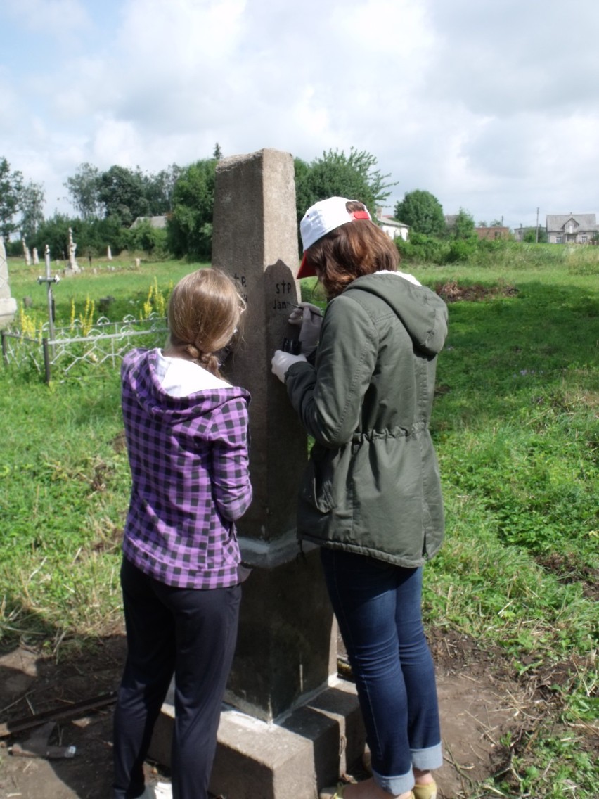 Sycowianie po raz trzeci porządkowali polskie cmentarze na Wołyniu. Relacja Edmunda Gosia