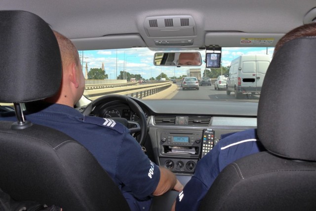 Policjanci pojechali za samochodem i znaleźli uciekiniera przy jednej z posesji.