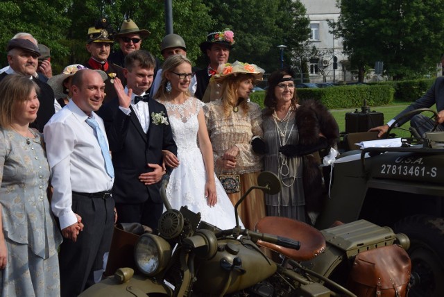 Ślub skierniewickiego kolekcjonera, rekonstruktora  i miłośnika lokalnej historii, laureata nagrody Parowozy Kultury Adama Moskwy odbył się w sobotę, 26 sierpnia w kościele garnizonowym. Wybranką kolekcjonera jest Ewa Arciszewska.