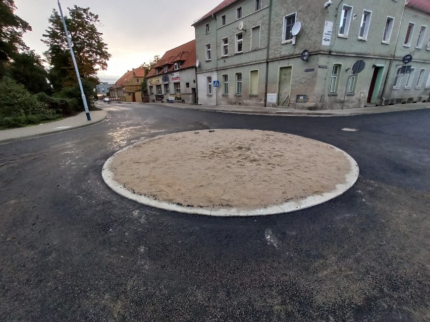 Rawicz. Rondo na skrzyżowaniu ulic Przyjemskiego i Wały Jarosława Dąbrowskiego w budowie. Jak wygląda?