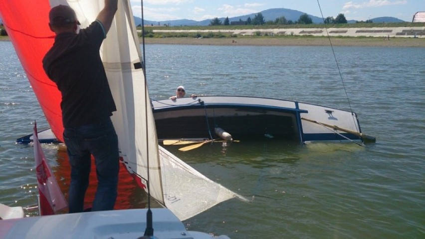 Przewrócone łódki na Jeziorze Żywieckim. Czwartkowe interwencje motorowodniaków
