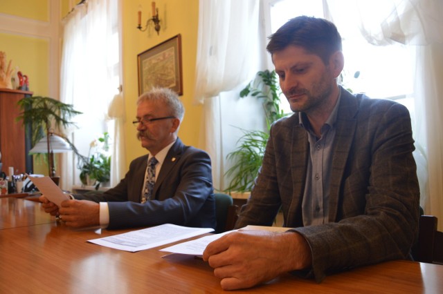 Burmistrz Krzysztof Kaliński (z lewej) w piątek, 8 września zorganizował specjalną konferencję w sprawie solarów