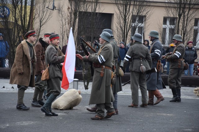 Po Kcyni i Mroczy inscenizację historyczną  upamiętniającą 100-lecie wybuchu powstania wlkp. zobaczyć można było na rynku w Szubinie. Chociaż chłód dawał się we znaki, wielu mieszkańców miasta przyszło obejrzeć widowisko. 

„Bój o Szubin”, w oparciu o historyczne źródła, pokazały na rynku grupy rekonstrukcyjne z Poznania, Bydgoszczy, Kcyni oraz Gdańska. Włączyli się także mieszkańcy Szubina. Np. Piotr Adamczewski z Rynarzewa, znany pasjonat historii, wcielił się w postać zasłużonego szubińskiego kapłana ks. Ludwika Sołtysińskiego. 

Po zakończeniu inscenizacji mieszkańcy chętnie robili sobie zdjęcia z „powstańcami”. A na rozgrzewkę dla aktorów i widzów serwowano na rynku ciepłe napoje oraz wojskową grochówkę prosto z kuchni polowej. 



Flesz - wypadki drogowe. Jak udzielić pierwszej pomocy?

