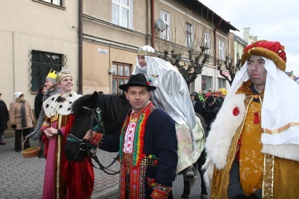 W przedstawieniu wzięli udział uczniowie tej szkoły i I LO oraz grupy z Pałacu Młodzieży. W role monarchów wcielili się Jan Świętoń i Przemysław Drożdż z I LO. Wierzchem jechał Karol Szafrański z Lipnicy Wielkiej, któremu konia wypożyczył z Podegrodzia dyrektor Wydziału Inwestycji Urzędu Miasta Dariusz Kmak (na święto Trzech Króli założył strój lachowski).