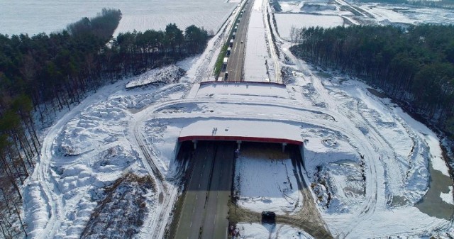 Zimowa budowa autostrady A1 za Częstochową z lotu ptaka