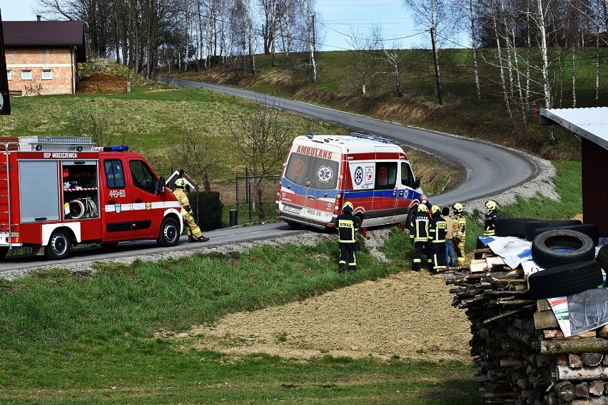 Strażacy ratowali karetkę która zawisła nad wysokim poboczem...