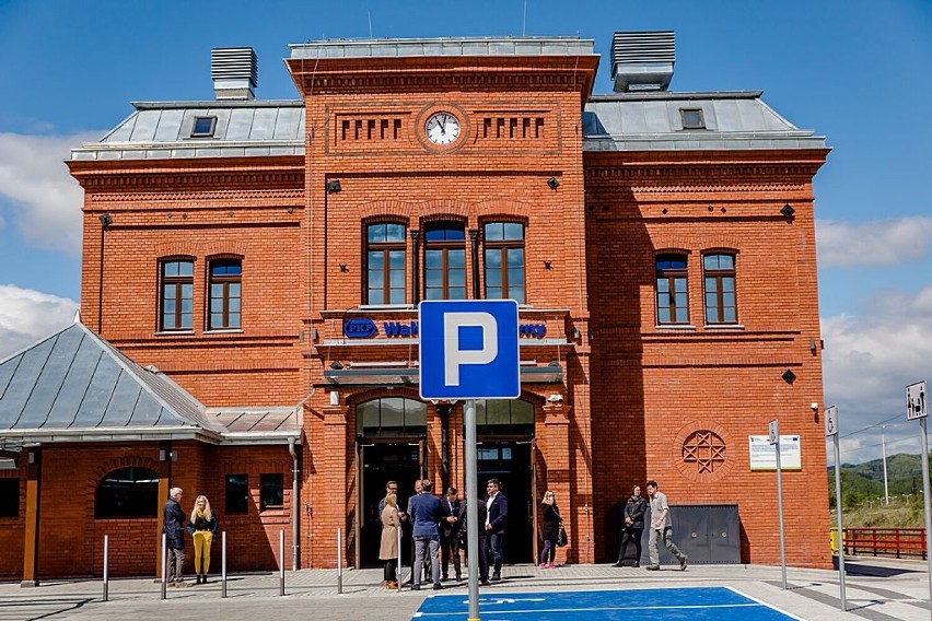 Dworzec Wałbrzych Główny oddany dla podróżnych.