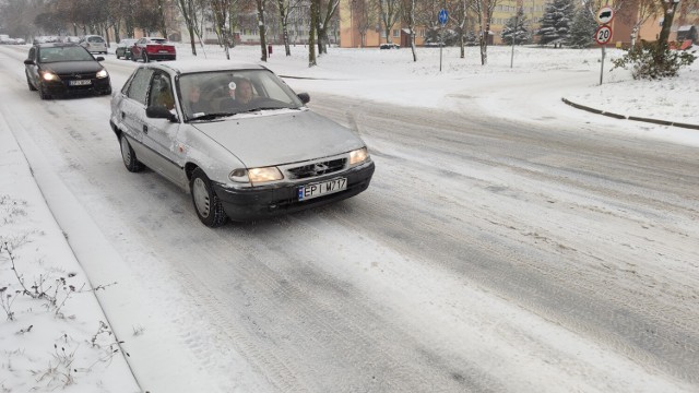 Trudne warunki do jazdy na drogach w Piotrkowie 11.12.2022