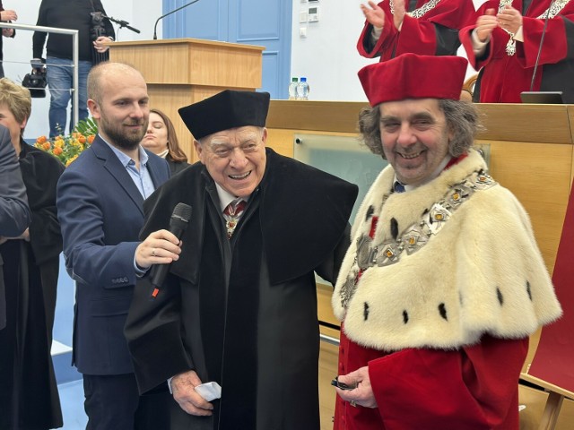 W czwartek (7 marca) w Auli Błękitnej Collegium Maius odbyła się uroczystość nadania tytułu doktora honoris causa Uniwersytetu Opolskiego. Otrzymał go prof. Franciszek Antoni Marek, wielki humanista i uczony, pierwszy demokratycznie wybrany rektor UO.
