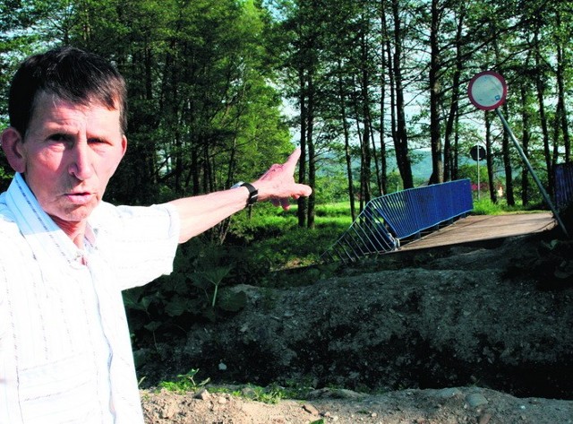 Michał Gracjasz, soltys Rokowa, na zniszczonym przez powódź moście. Nie ma pieniędzy na jego odbudowę