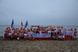 Morsy Puck świętowały niepodległość w wodzie. Mroźna kąpiel w Zatoce Puckiej odbyła się przy biało-czerwonych barwach i muzyce | ZDJĘCIA